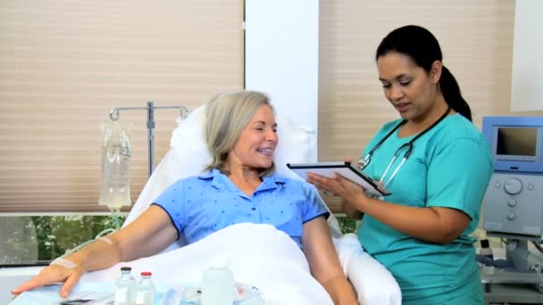 Infirmière enregistrant le plan de soins du patient sur tablette
 - Séquence, vidéo