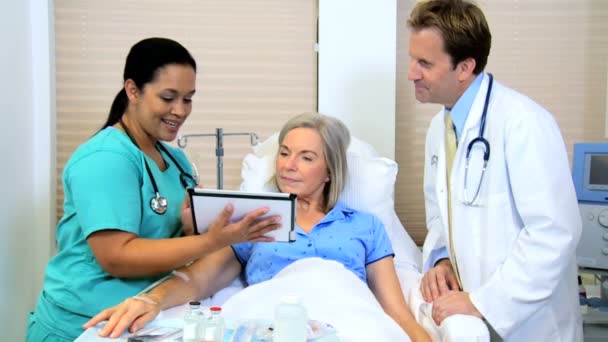 Медсестра записує історію хвороби пацієнта на планшеті
 - Кадри, відео