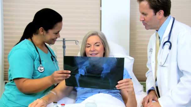 放射線科スタッフと x 線像を探している女性患者 - 映像、動画