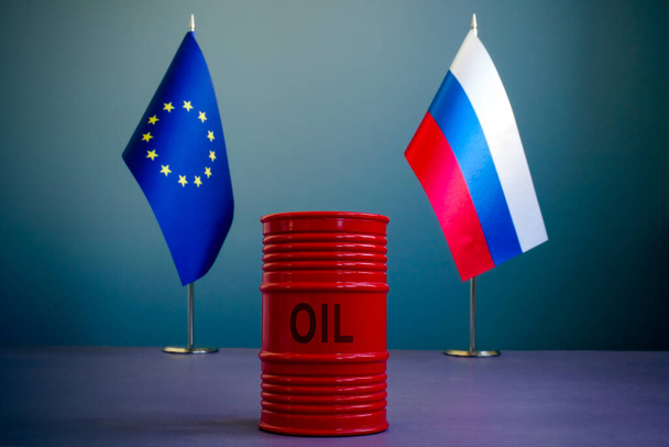 Bandiere dell'UE e della Russia e un barile di petrolio come simbolo di sanzioni. - Foto, immagini