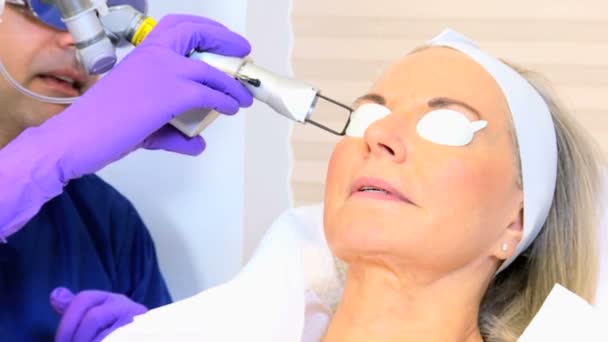 Kozmetikai sebész végez arckezelés - Felvétel, videó
