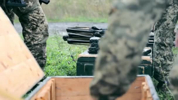 O exército recupera e armazena armas. Rússia guerra contra a Ucrânia. - Filmagem, Vídeo