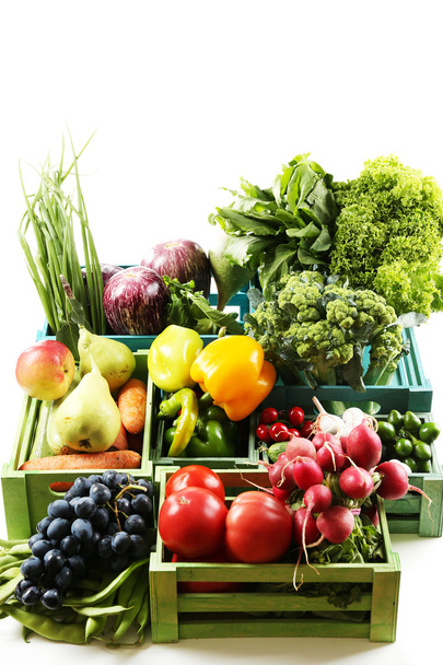 Légumes et fruits frais biologiques dans des boîtes en bois, isolés sur blanc
 - Photo, image