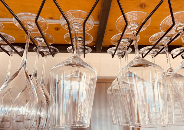ordered cocktail glasses on the beach bar counter. High quality photo - Foto, Imagen
