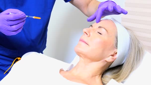 Kozmetikai sebész végez a kezelést a beteg - Felvétel, videó
