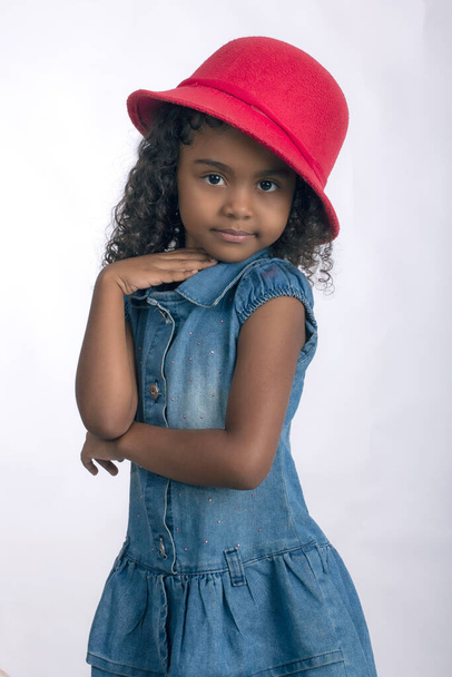 Bambino ragazza con cappello rosso abito in denim in studio foto con sfondo bianco per il ritaglio - Foto, immagini