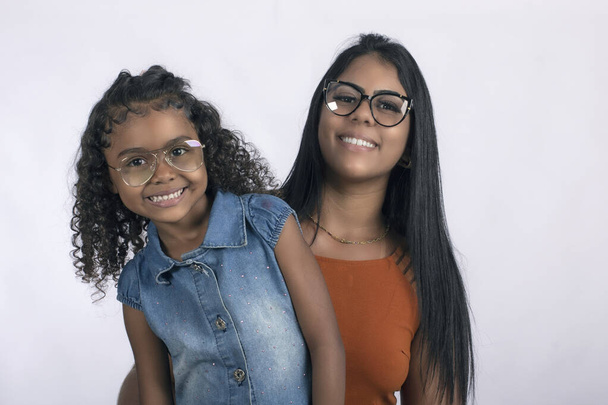 Mutter und Tochter mit Brille im Studio Foto auf weißem Hintergrund zum Ausschneiden - Foto, Bild