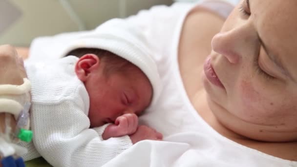 Η μητέρα τραγουδούσε και μιλούσε στο νεογέννητο μωρό της μετά τη γέννηση στο δωμάτιο του νοσοκομείου.. - Πλάνα, βίντεο