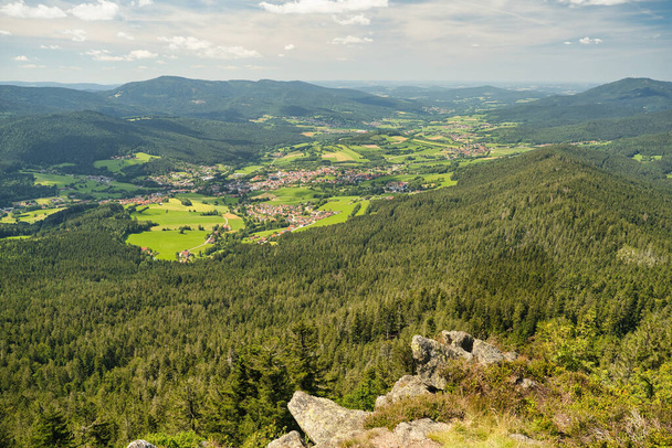 Kilátás az Osser-hegyről Lamra, egy bajor erdei kisvárosra. Lamer Winkel, Cham kerület, Felső-Palatinát, Bajorország, Németország. - Fotó, kép