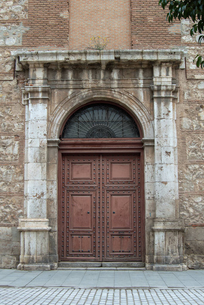 πόρτα νεοκλασικού στυλ σε ένα κτίριο στο Alcal de Henares, επαρχία της Μαδρίτης. Ισπανία - Φωτογραφία, εικόνα