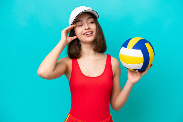 Young Ukrainian woman playing volleyball on a beach isolated on blue background has realized something and intending the solution - Photo, Image