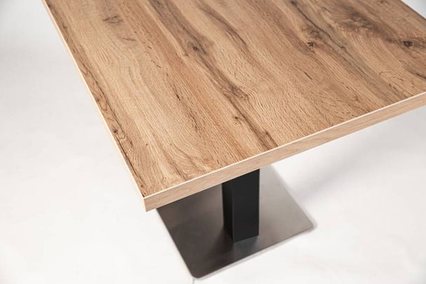 table avec pieds metallomit sur fond blanc - Photo, image