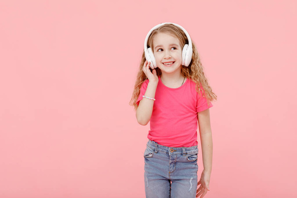 mignonne douce tendre adorable fille écoutant la chanson préférée en utilisant des écouteurs isolés sur fond rose. Style playlist loisirs style de vie week-end positif glamour concept - Photo, image