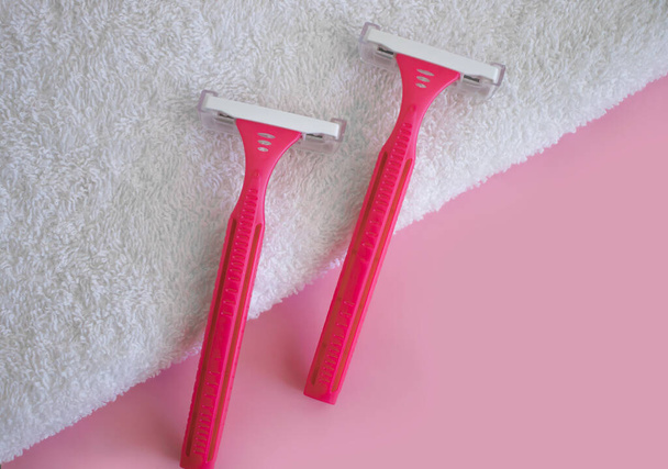 pink razor towel on colored background - 写真・画像