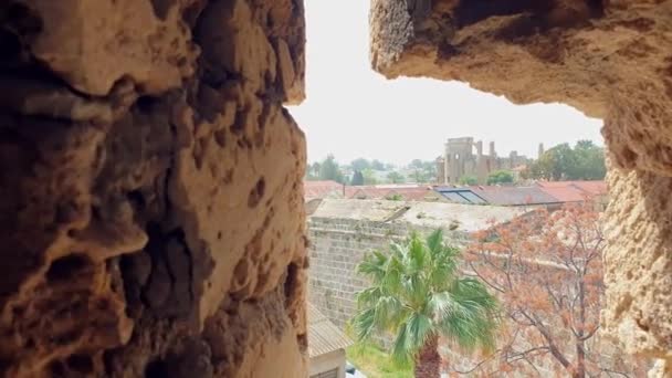 Blick auf das mittelalterliche Famagusta vom Othello-Turm mit der Kathedrale des Heiligen Nikolaus (Lala Mustafa Pascha Moschee) in der Ferne - Filmmaterial, Video