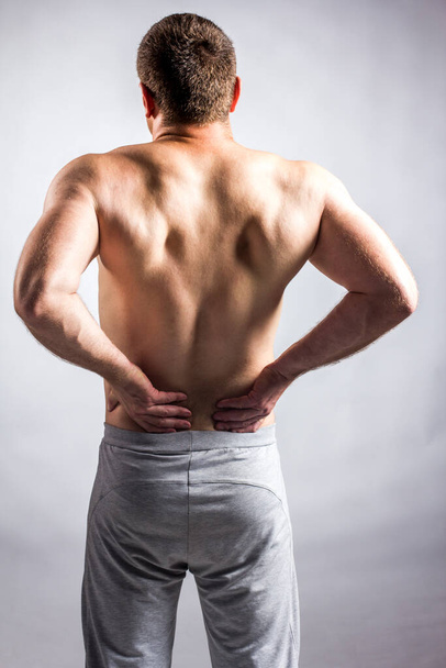 Біль в тілі людини на сірому фоні
 - Фото, зображення