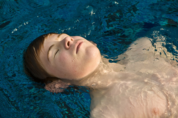 Poika punatukkainen uima-altaassa
 - Valokuva, kuva