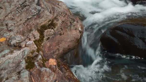 der korbu wasserfall in den bergen der altai republik (russland, sibirien) - Filmmaterial, Video