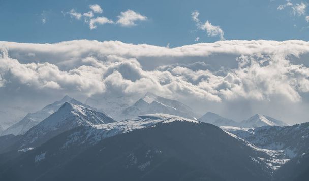 Pyrenejské vrcholy v zimě v oblacích - Fotografie, Obrázek