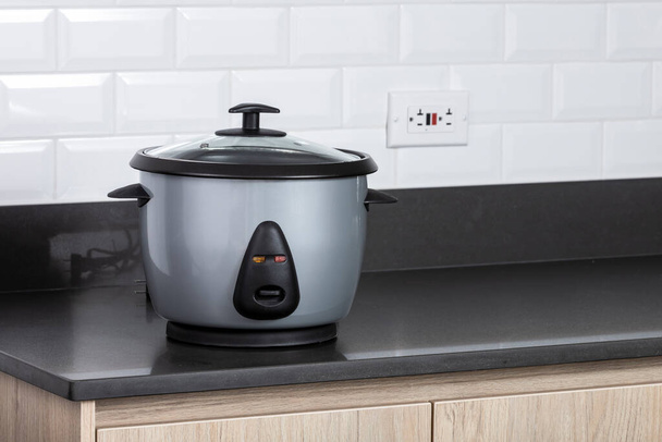 Kitchen Appliance - Gray Rice Cooker In The Kitchen - Foto, afbeelding