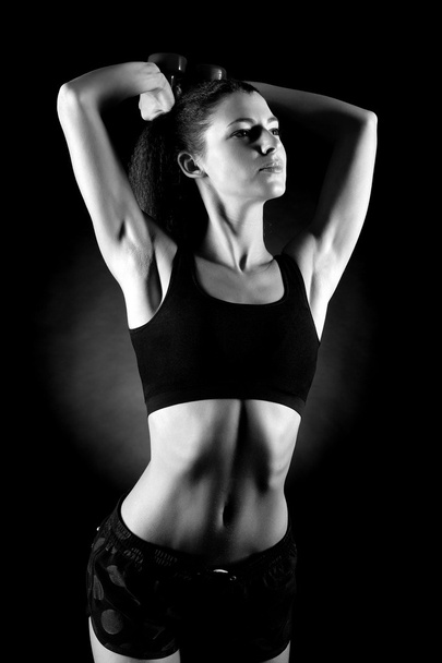 piękny sportowy kobieta mięśni z hantlami  - Zdjęcie, obraz