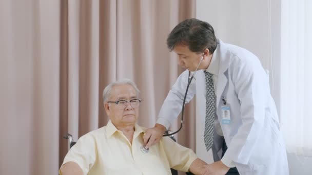 アジアの高齢患者は病院で医師の診察を受けている。医師リッスンハートビートの男性患者 - 映像、動画