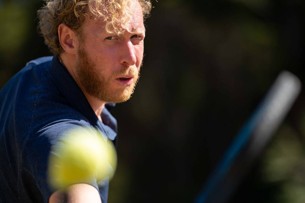 Аматор грає в теніс на турнірі і грає на траві в Мельбурні (Австралія).  - Фото, зображення