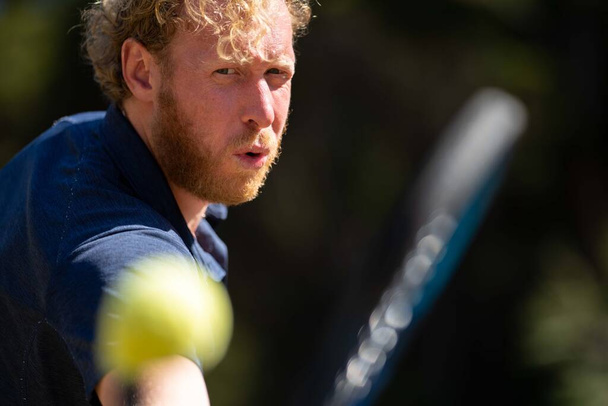 Amateur spielt Tennis bei einem Turnier und Match auf Rasen in Melbourne, Australien  - Foto, Bild