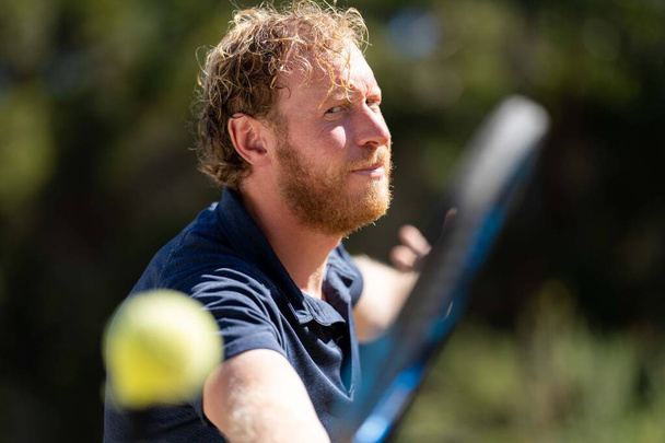 Amateur spielt Tennis bei Turnier und Match auf Rasen in Halle - Foto, Bild