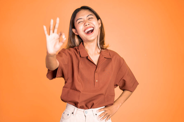 woman smiling with okay hand gesture on isolated background - Fotoğraf, Görsel