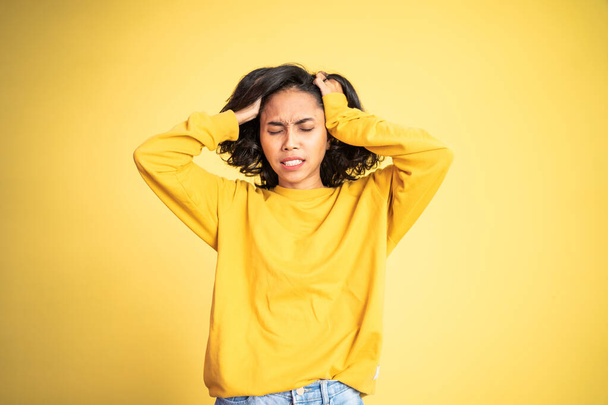 Frustrierte junge Asiatin mit Kopfschmerzen - Foto, Bild