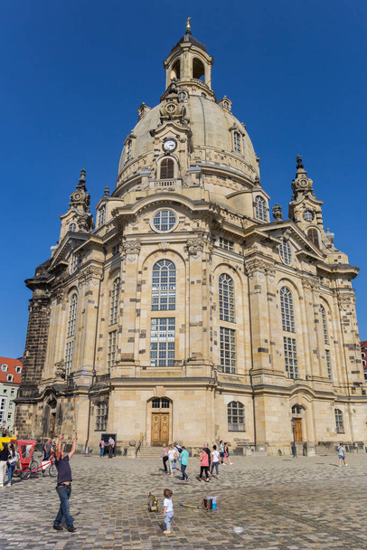 Soap bubble artist in front of the Frauenkirche church in Dresden, Germany - Valokuva, kuva
