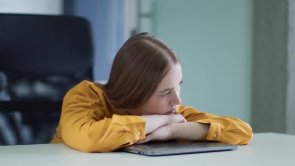 Επαγγελματική εξουθένωση και απογοήτευση στο χώρο εργασίας. Νεαρή καταθλιπτική γυναίκα διευθυντής ξαπλωμένη σε κλειστό φορητό υπολογιστή στο χώρο εργασίας - Πλάνα, βίντεο