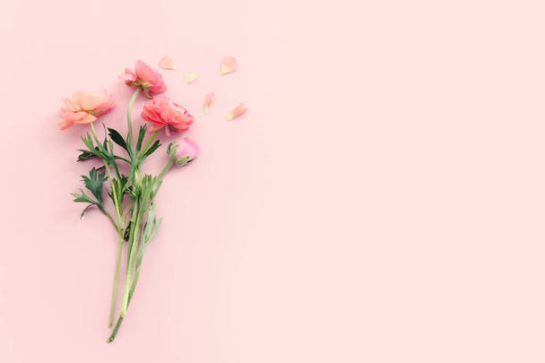 Top view image of pink flowers composition over pastel background - Zdjęcie, obraz