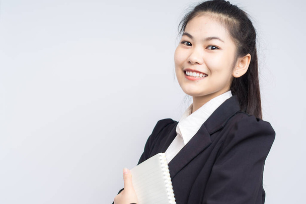 Портрет успешных деловых азиатских женщин в черном костюме и улыбке на белом фоне - Фото, изображение