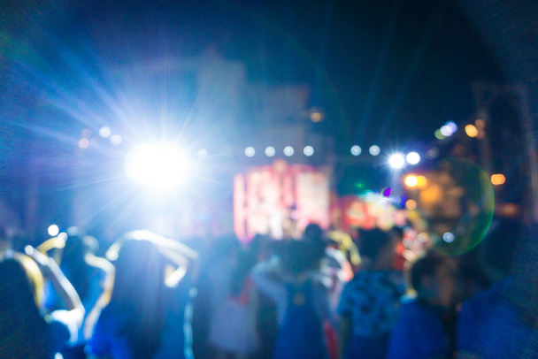 Dav na koncertě a rozmazané barevné jevištní světla festival Event night time - Fotografie, Obrázek
