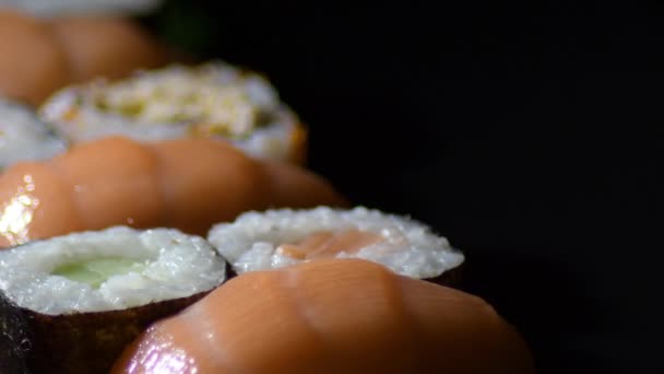 Sushi rullat lohen Studio Gyrating - Materiaali, video