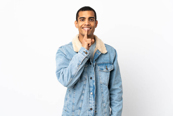 Africano homem americano sobre isolado fundo branco mostrando um sinal de silêncio gesto colocando o dedo na boca - Foto, Imagem