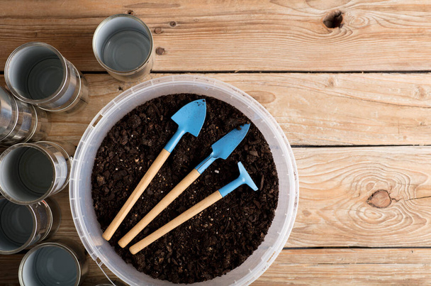 pots recyclés pour le jardin, outils de jardinage sur la table de travail - Photo, image
