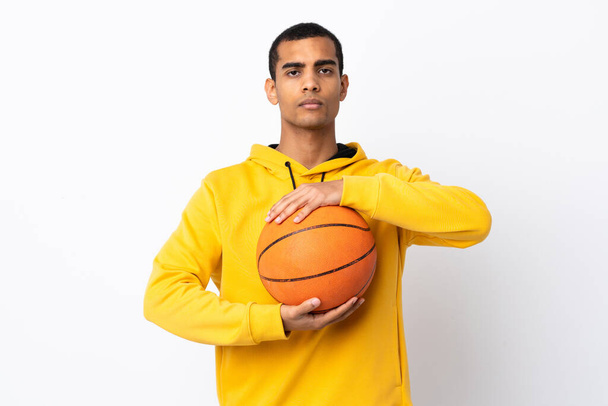 Afro-Amerikaanse man over geïsoleerde witte achtergrond spelen basketbal - Foto, afbeelding