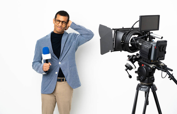 Репортёр афроамериканец держит микрофон и сообщает новости на изолированном белом фоне, расстроенный и закрывающий уши - Фото, изображение