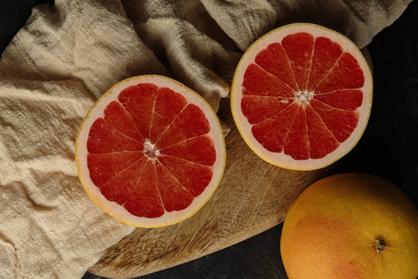 Reife Grapefruit in Scheiben geschnitten auf einem leichten Tuch - Foto, Bild