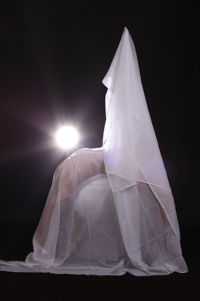 naakte vrouw door de transparante stof - Foto, afbeelding