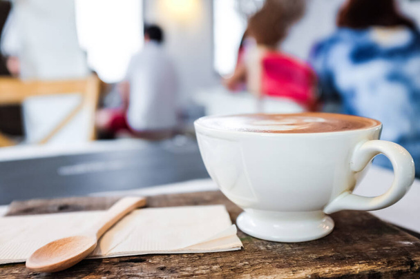 Café caliente del aroma del arte del latte en bebida y negocio de la mesa de madera - Foto, imagen