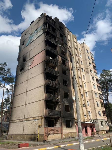 De ruïnes van meerdere verdiepingen tellende gebouwen na de beschietingen. Verbrandde huizen door explosies. Het huis werd beschadigd door bommen en vliegtuigen. Oorlog tussen Rusland en Oekraïne, Irpin-Bucha, 10 april 2022 - Foto, afbeelding