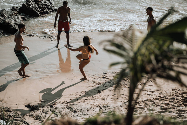 Salvador, Bahia, Brazil - September 05, 2021: Οι άνθρωποι κάνουν μπάνιο στα νερά της παραλίας Paciencia στο Salvador, Bahia, Brazil. - Φωτογραφία, εικόνα