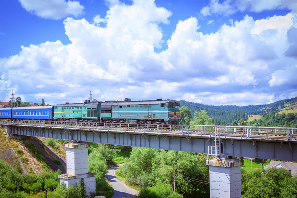A vonat áthaladása a viadukton Vorokhtában - Fotó, kép