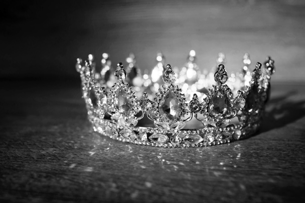 Королевская золотая корона с рубином, гранатовыми камнями, кристаллами. Черное и белое  - Фото, изображение