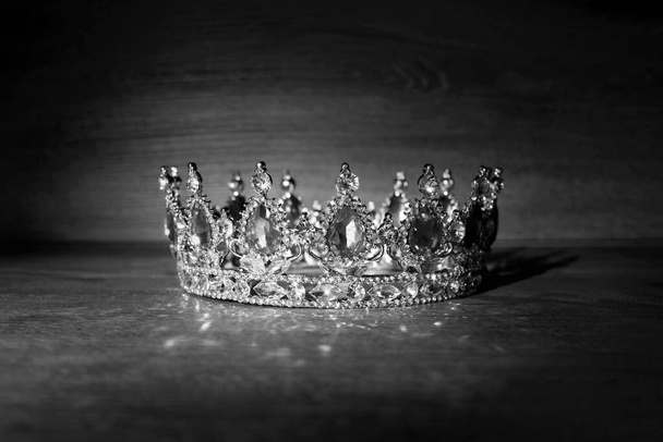 Corona reale d'oro con pietre rosse. Re, regina. Bianco e nero  - Foto, immagini