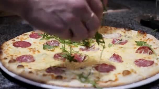 Добавить зелень в готовую пиццу - Кадры, видео